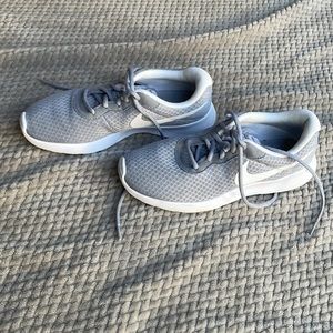 Nike Tanjun Women’s Shoe Size 8 (grey)